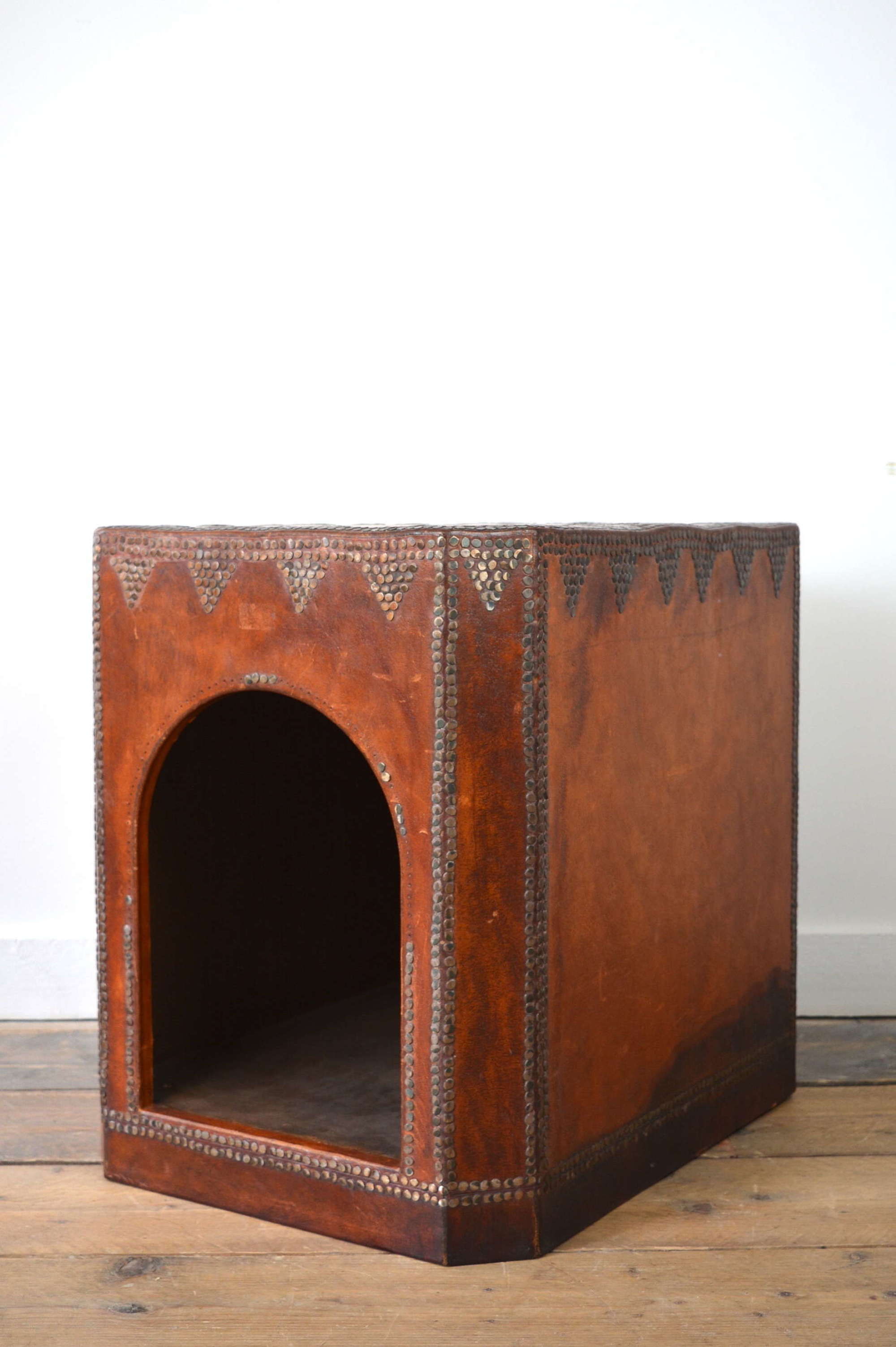 A FANTASTIC LATE 2OTH LEATHER CLAD DOG KENNEL WITH BRASS STUDS