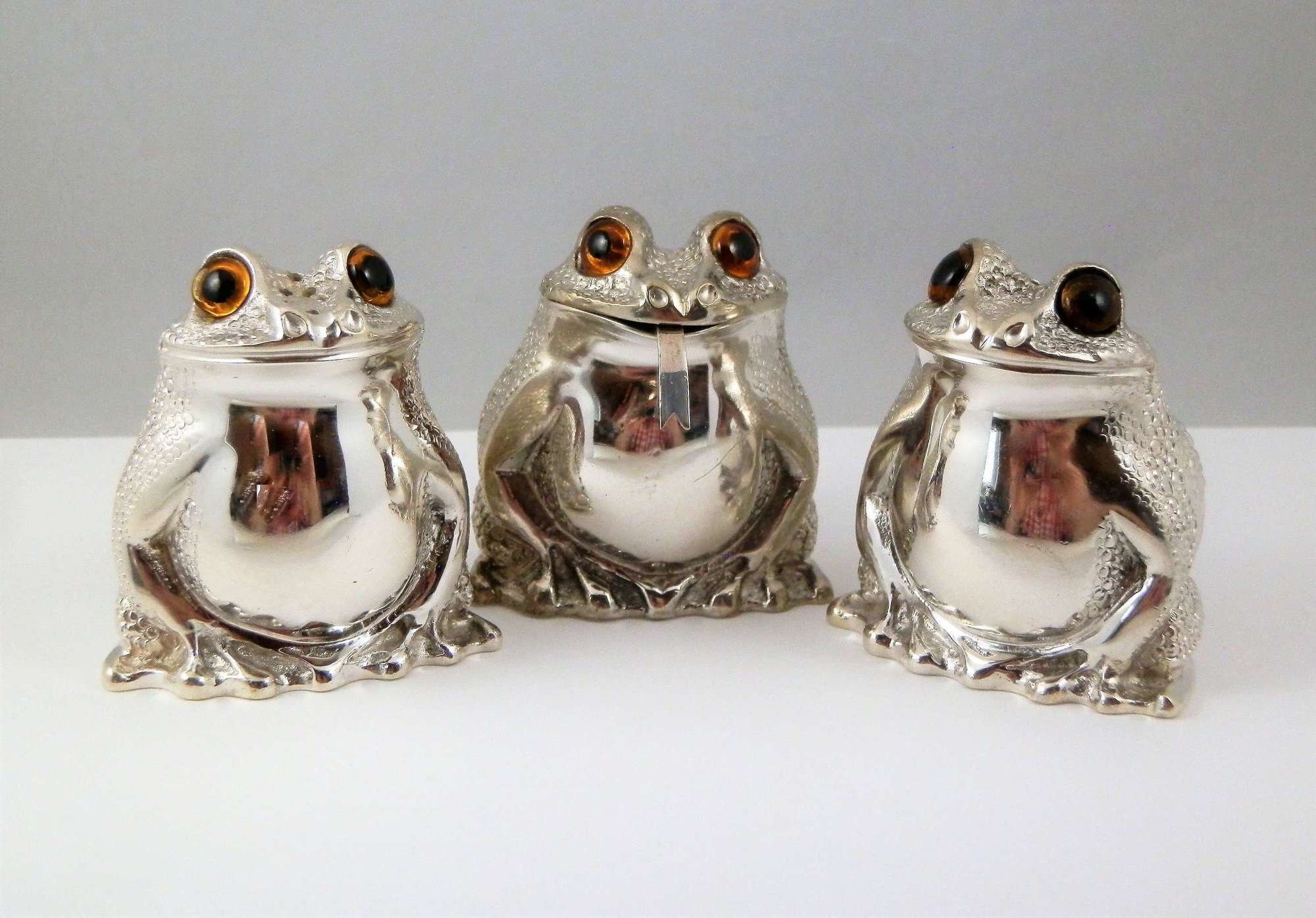 Silver three piece frog condiment set, Richard Comyns 1972