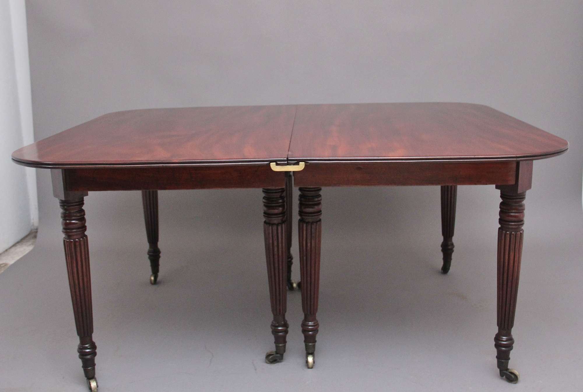 A Large And Impressive Early 19th Century Mahogany Extending Antique Dining Table
