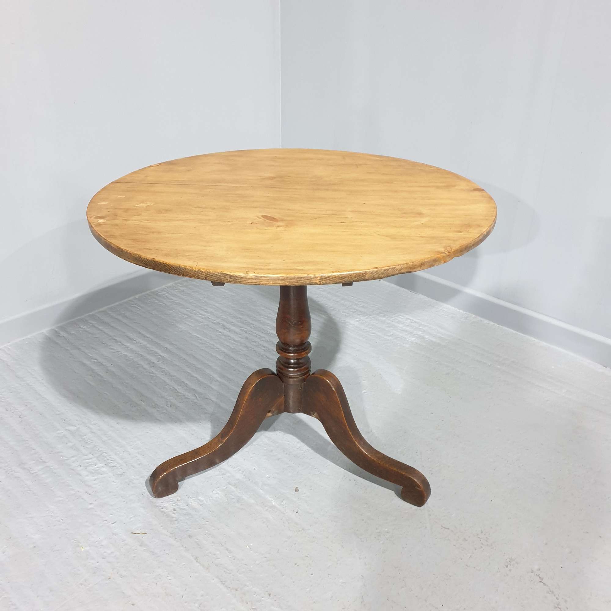 Georgian Pine Pedestal Table