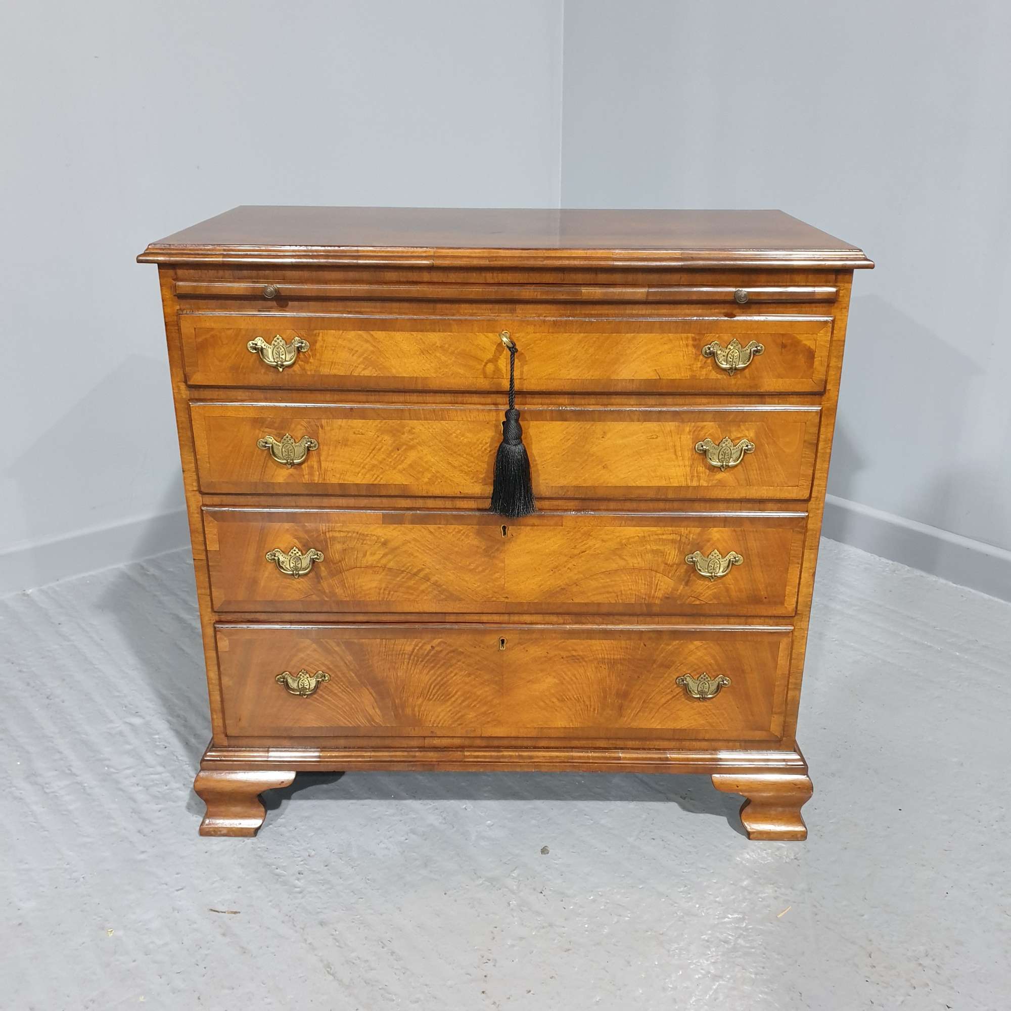 Pretty Walnut Chest Of Drawers With Brushing Slide