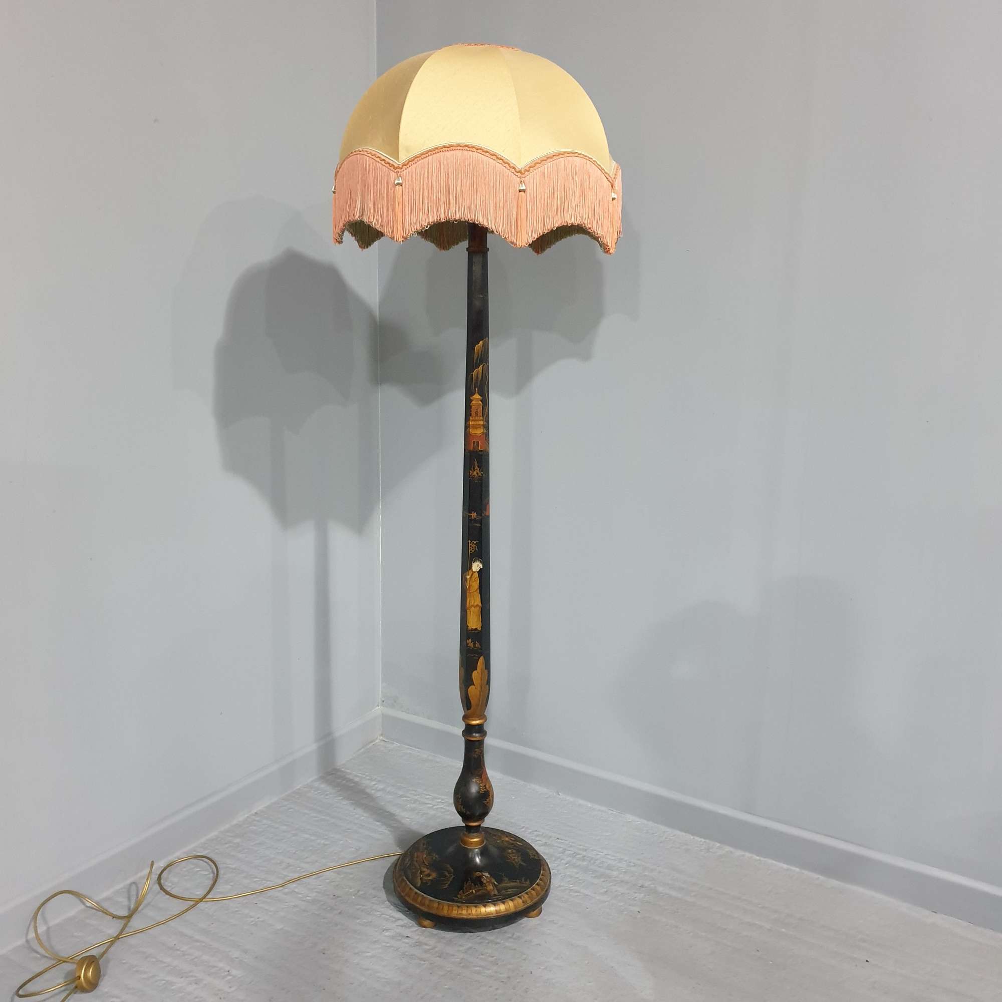 Superb Quality Chinoiserie Standard Lamp
