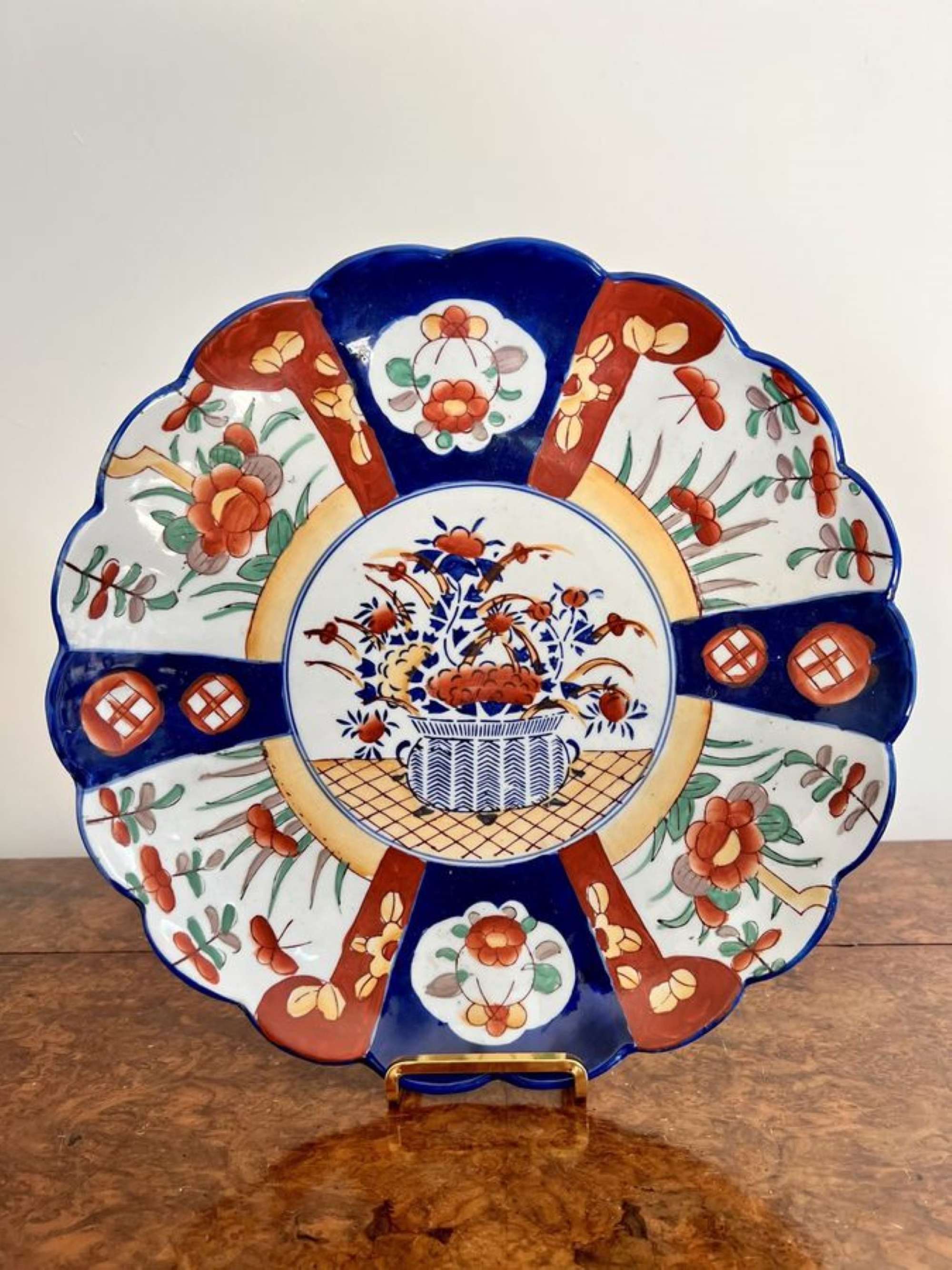 Quality antique Japanese imari plate with a scallop shaped edge