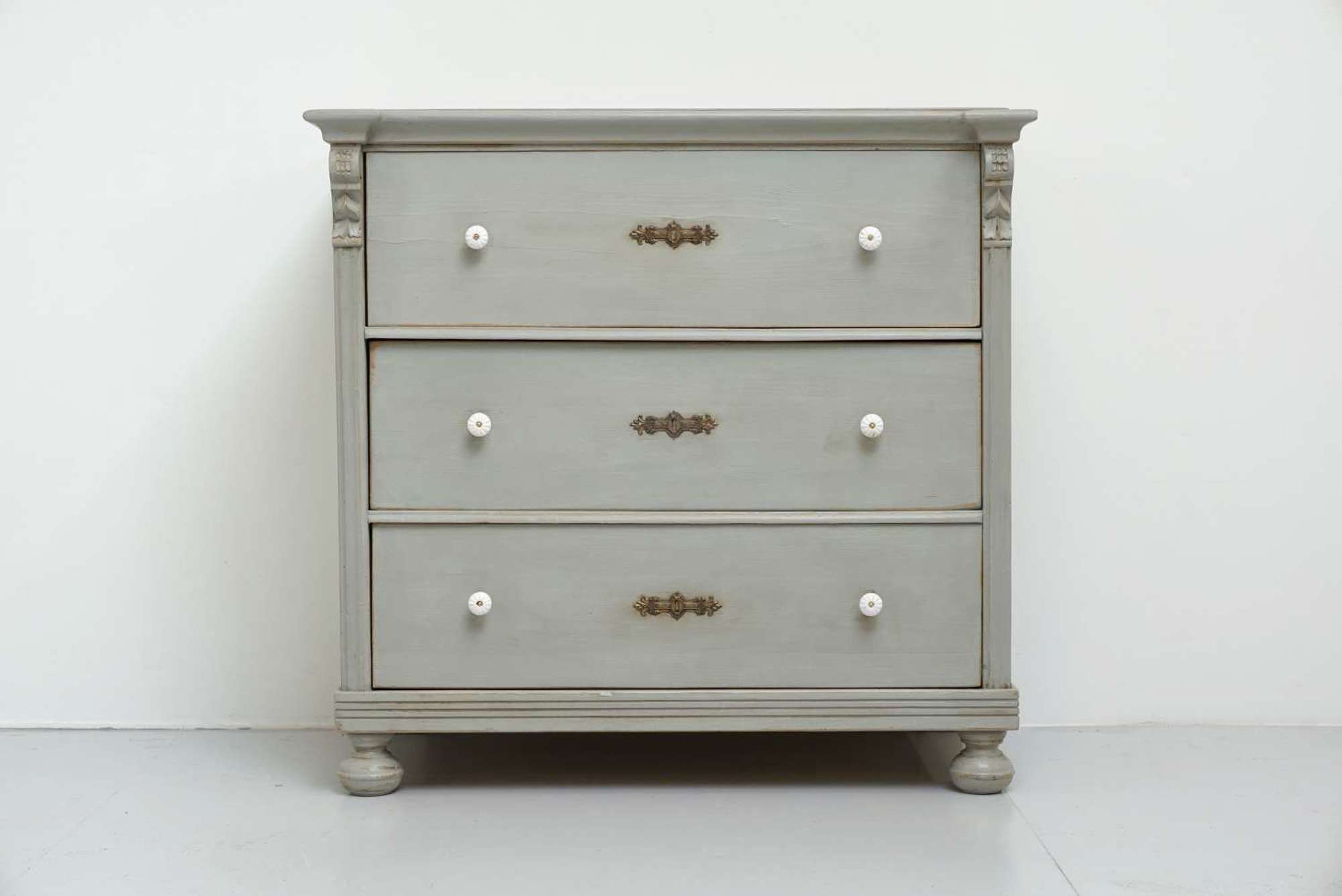Continental painted chest of drawers