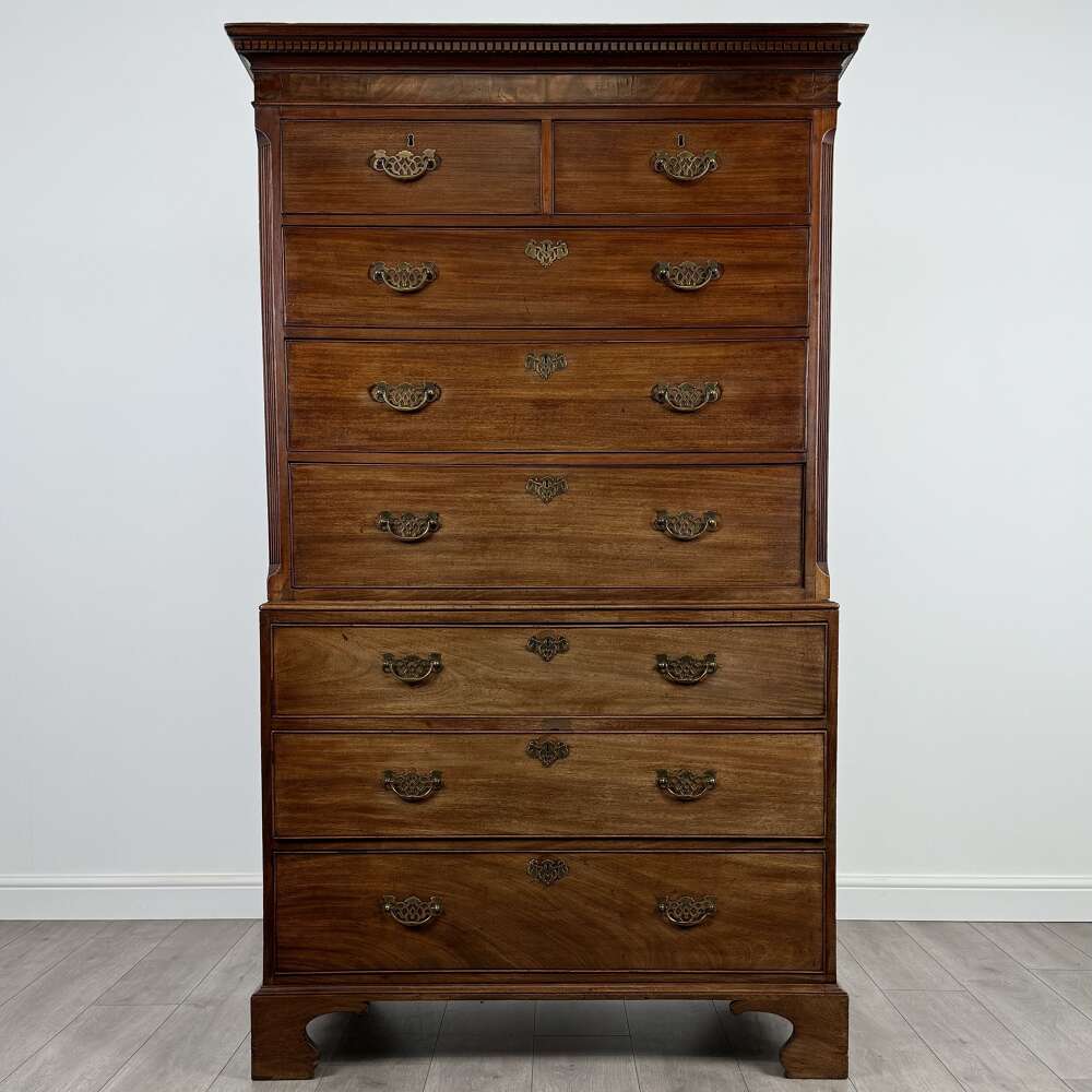 Antique 18th Century Fine Quality Chest On Chest In Mahogany 