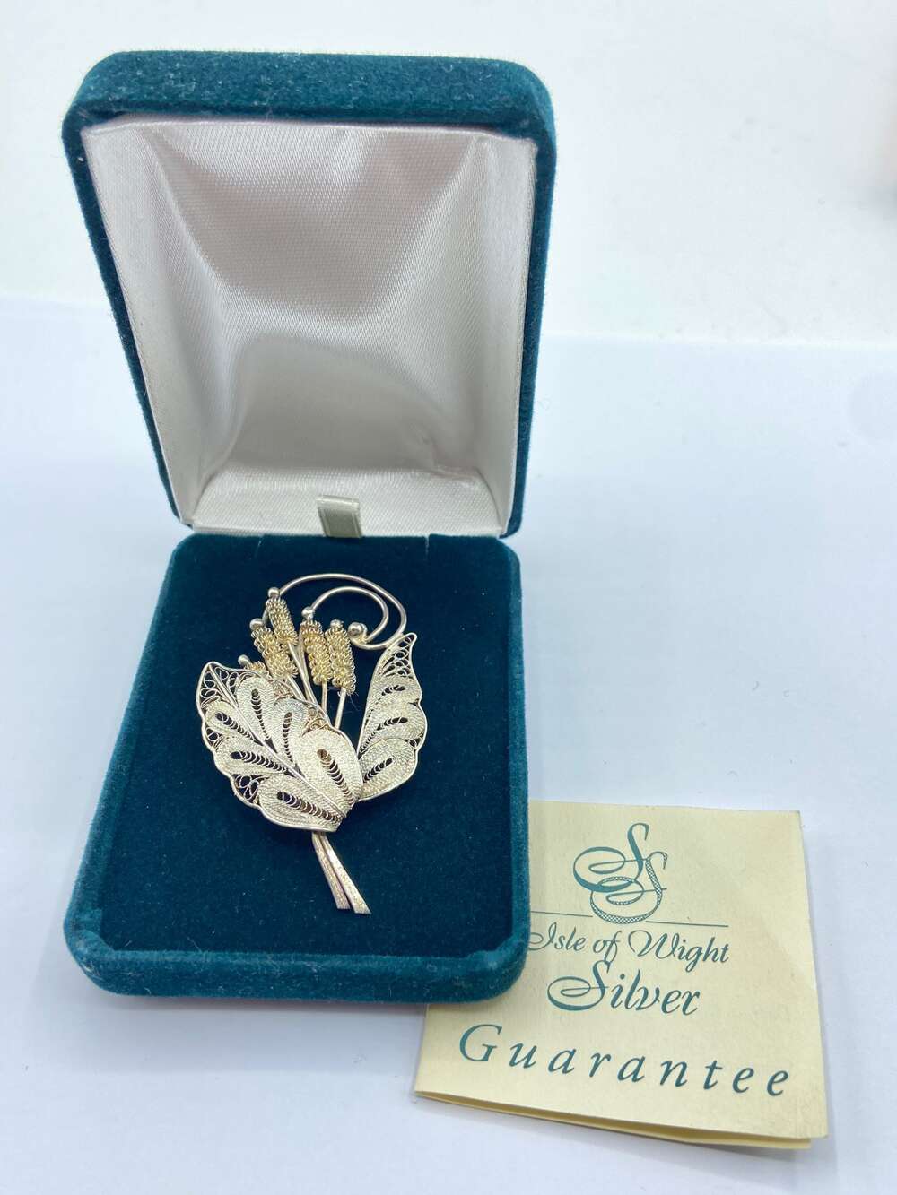 Beautiful Sterling Silver Isle Of Weight Silver Floral Brooch & Box