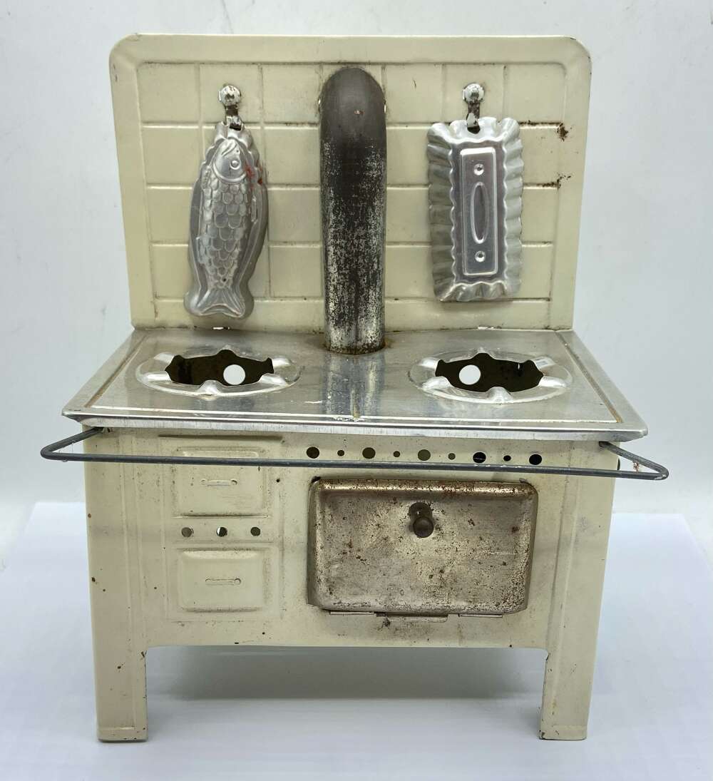 Antique 1920s Children&rsquo;s Tin Oven/ Cooker & Jelly Mould Set