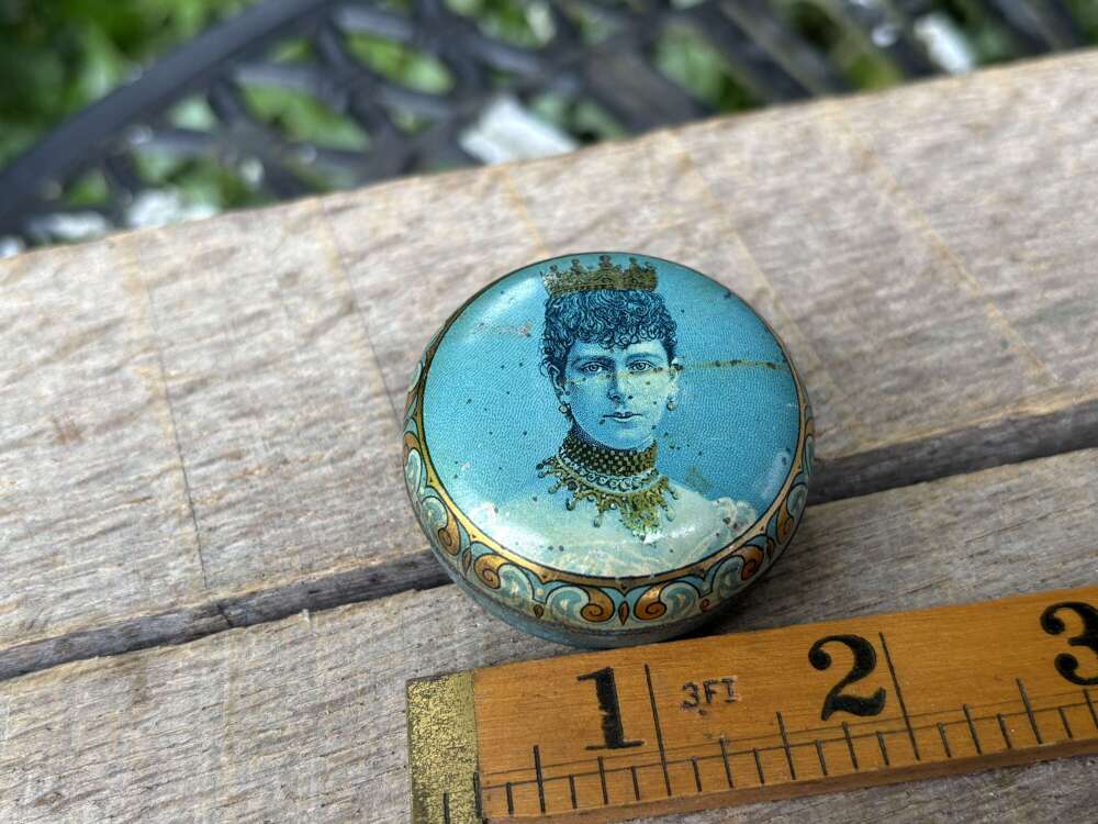 Queen Mary Royal Chocolate Cocoa Sample Tin c1911