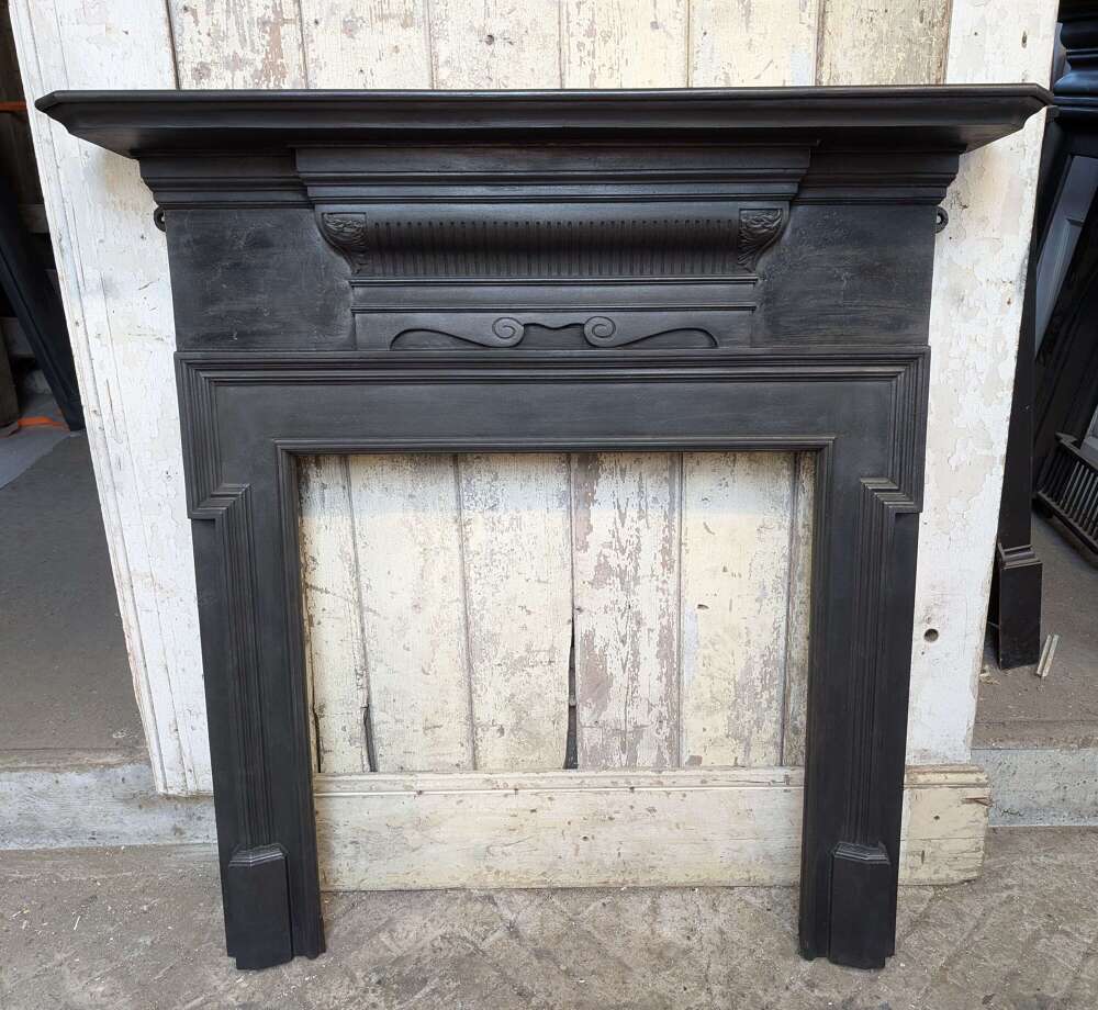 FS0442 A LARGE ELEGANT RECLAIMED ANTIQUE CAST IRON FIRE SURROUND C.1900