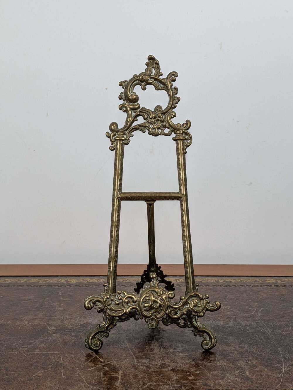 Gilt brass Rococo style adjustable picture easel stand, 31 cm tall