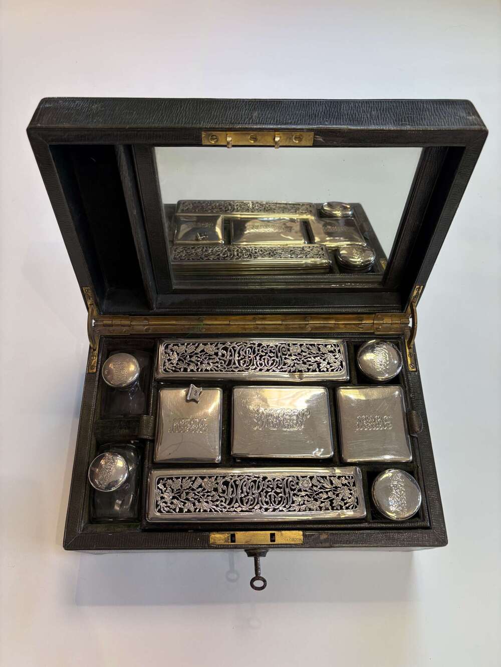 Silver ladies dressing box. London 1917