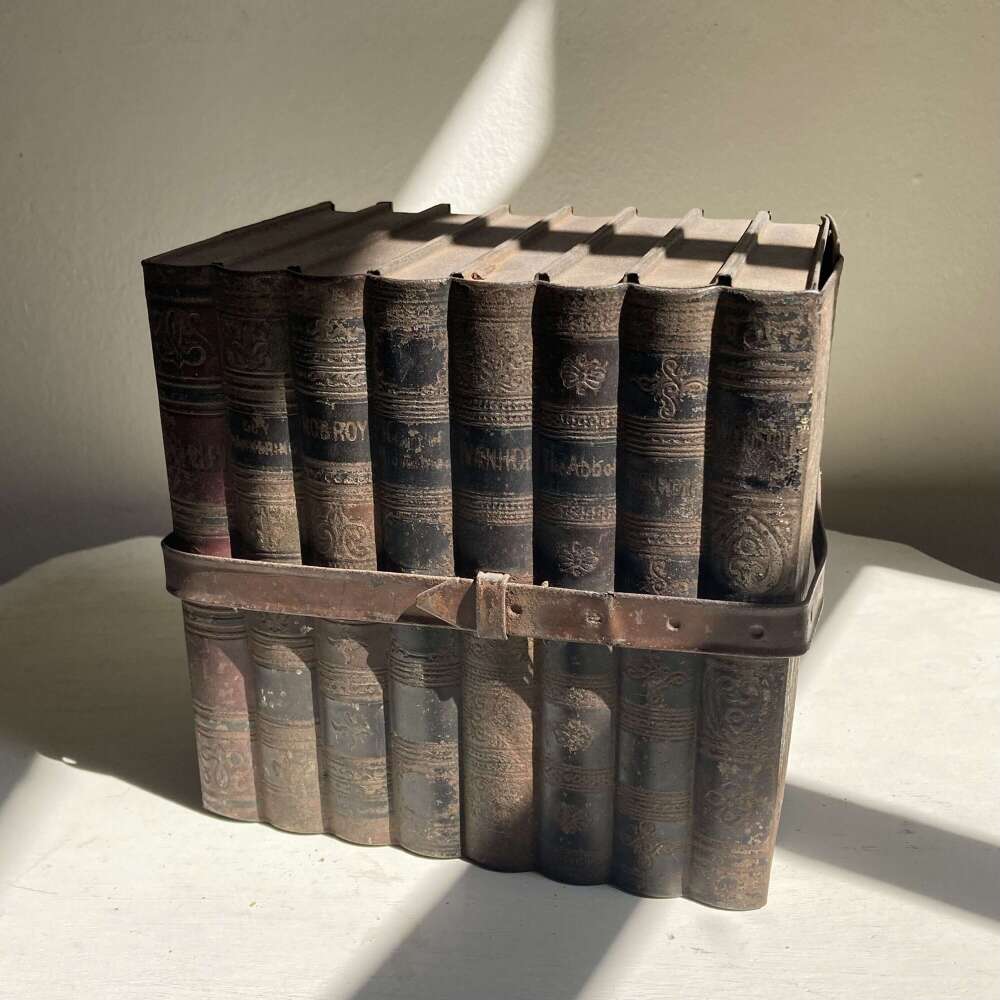Huntley & Palmers Trompe-l'Oeil Sir Walter Scott Waverley Novels Book Stack Biscuit Tin