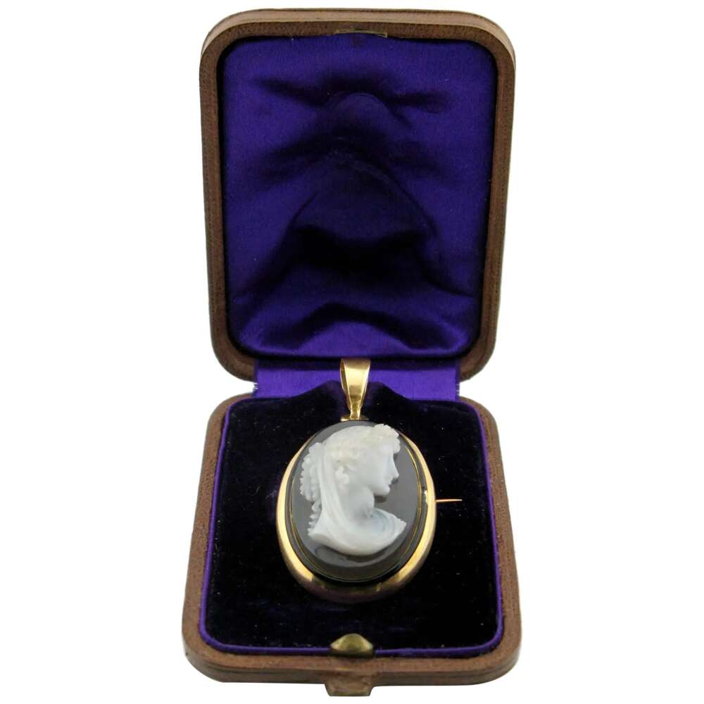 High relief C19th agate 18ct gold cameo brooch pendant cased