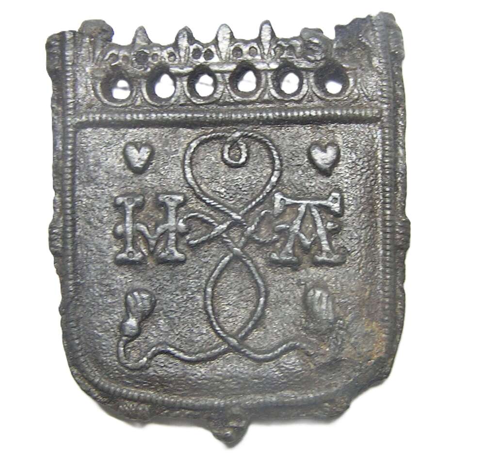 Renaissance pewter belt chape lovers knot between initials H & A Tudor Henry & Anne Boleyn