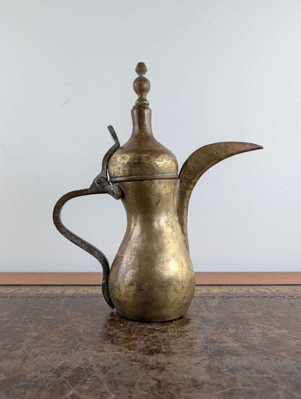 Saudi Arabian brass dallah coffee pot with Ibrahim mark, early 20th century