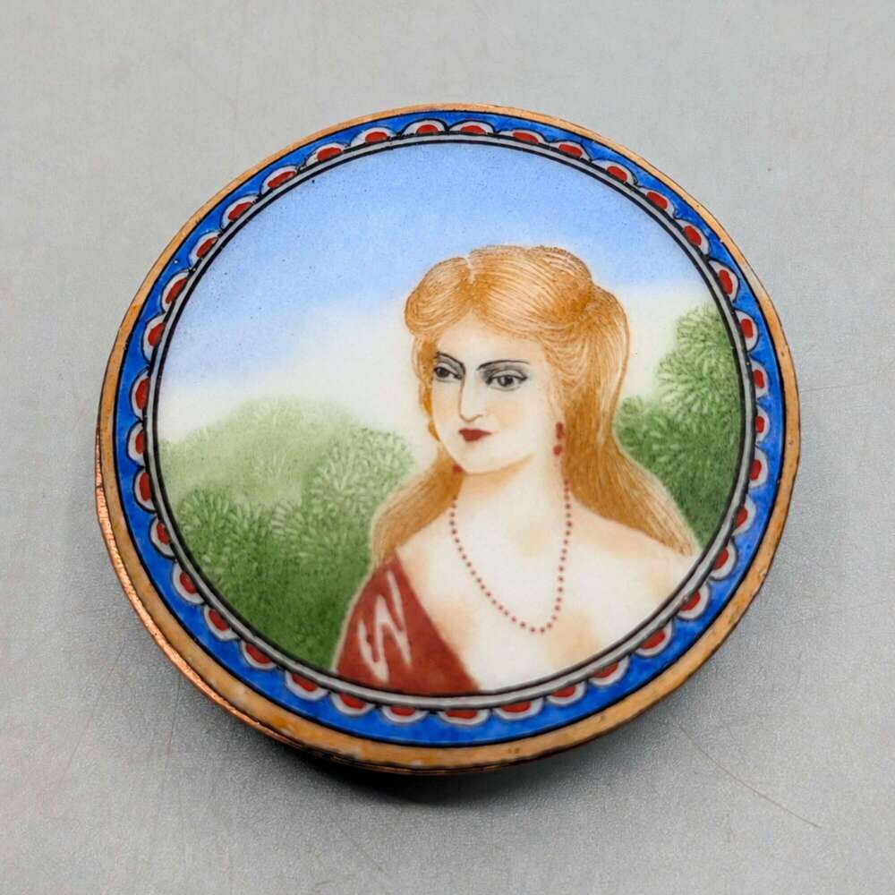 Chinese Cantonese enamel box with European lady portrait, 19th century