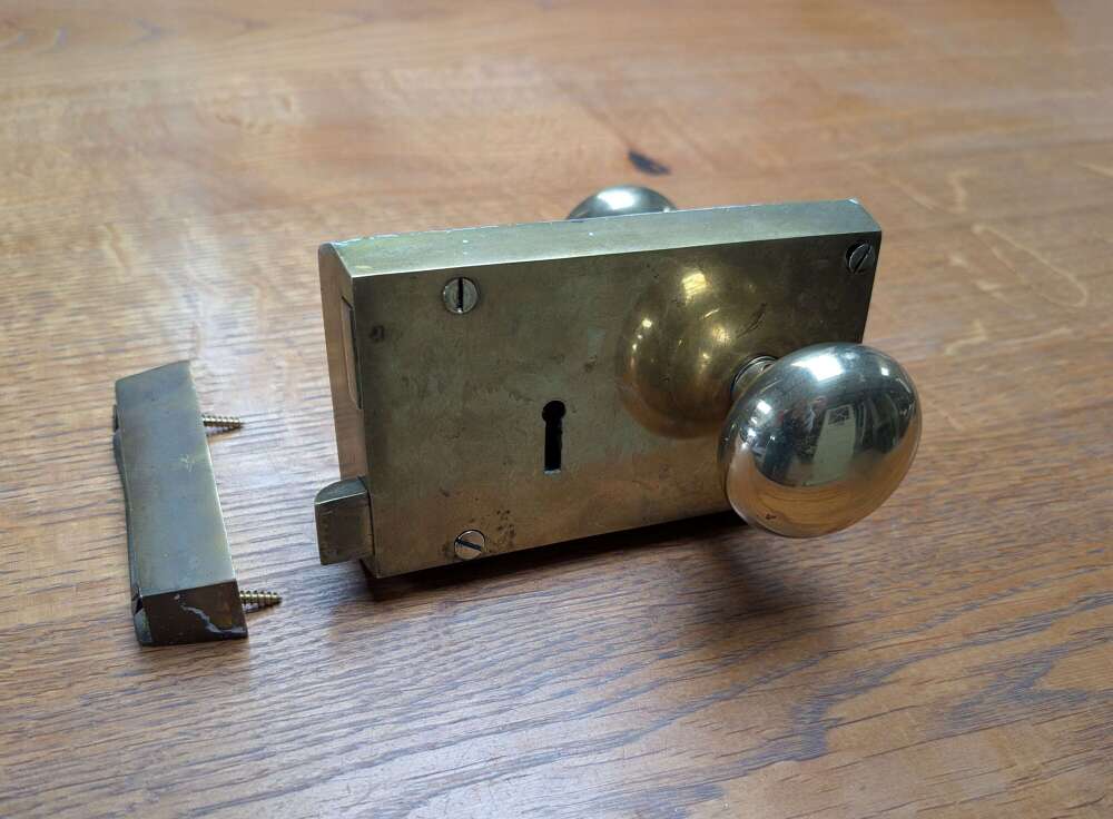 M2358 A RECLAIMED ANTIQUE BRASS RIM LOCK / KEEP / HANDLES INTERNAL USE LEFT HAND