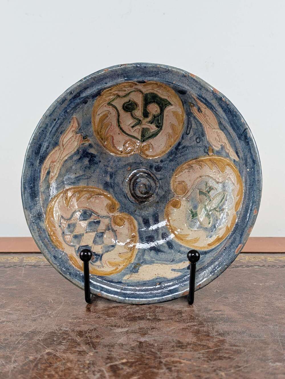 Spanish Hispano-Moresque glazed earthenware heraldic bowl, circa 16th century