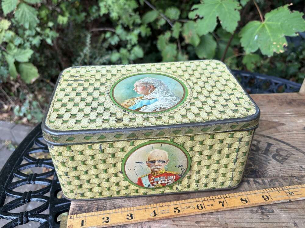 Victory V Queen Victoria Military Biscuit Tin c1900s