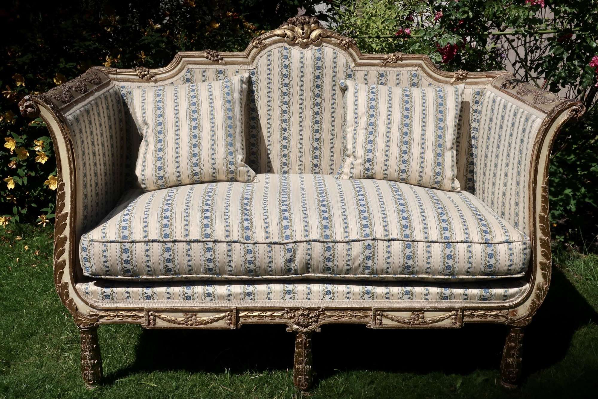 Very pretty sofa in original paint and gilt