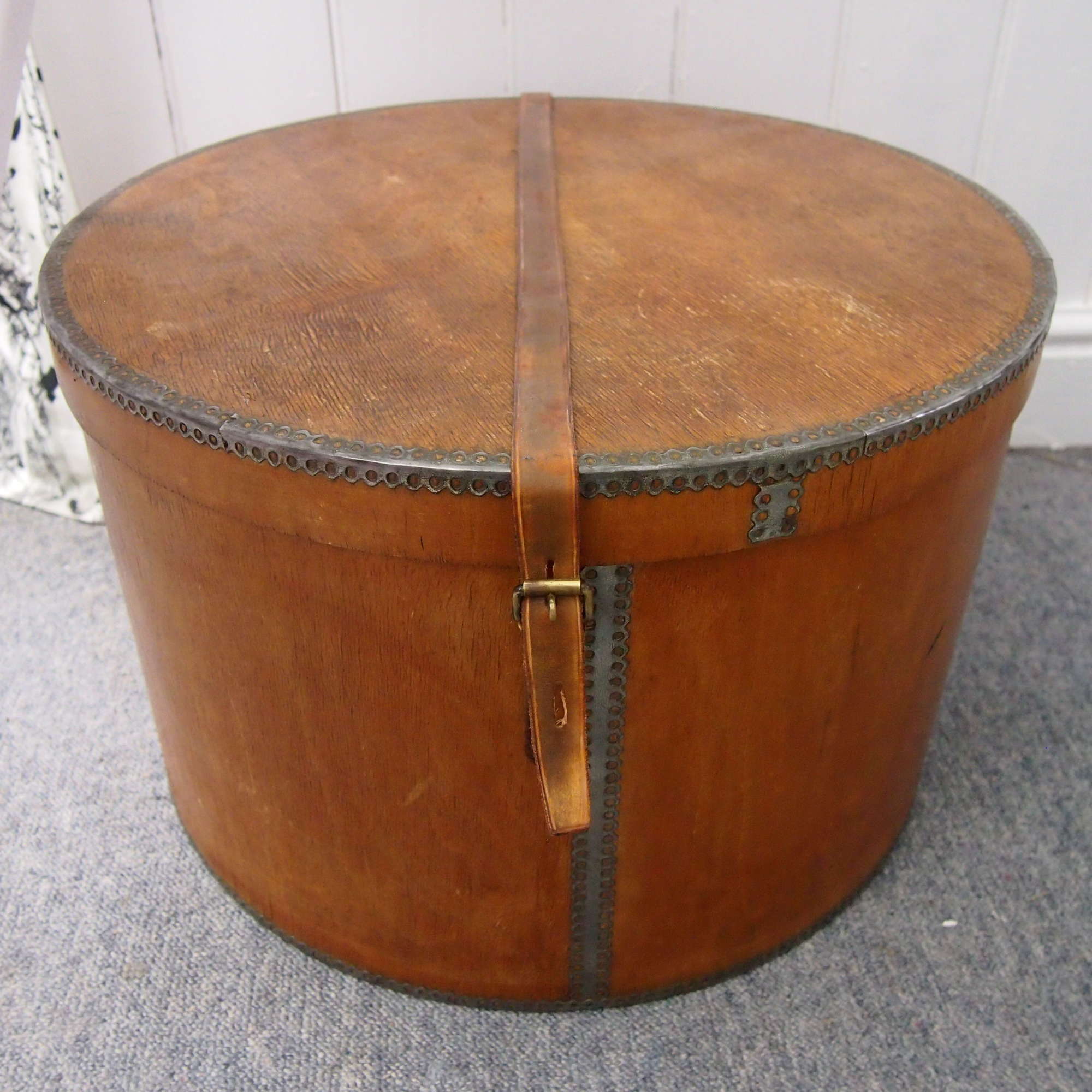 Large Circular Wood  Hat Box W8568