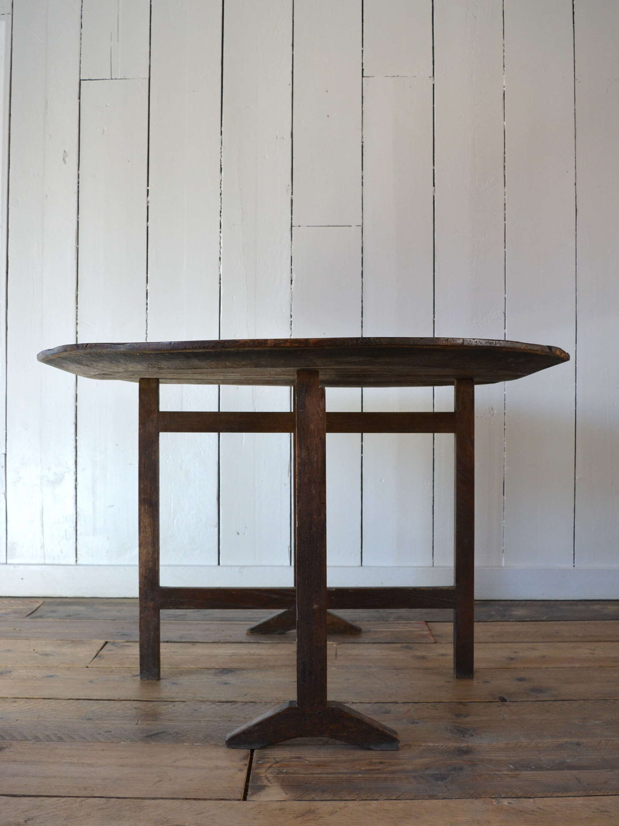 EARLY 19TH CENTURY VENDAGE TABLE