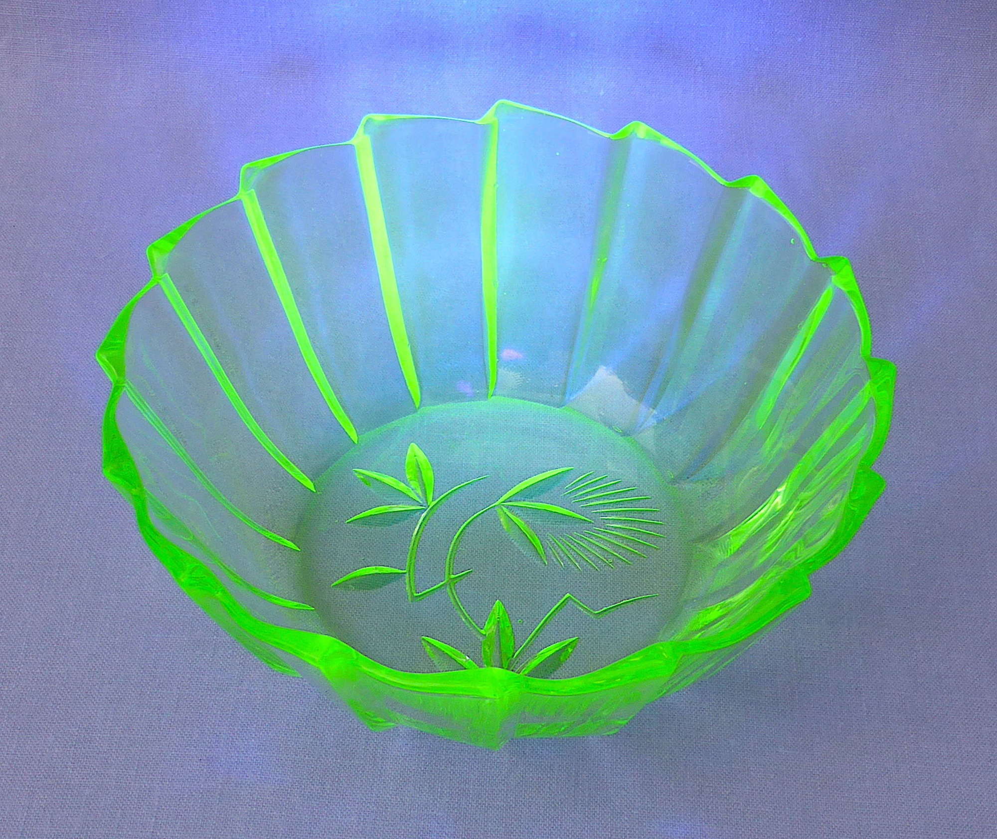 Gorgeous green vaseline uranium glass bowl