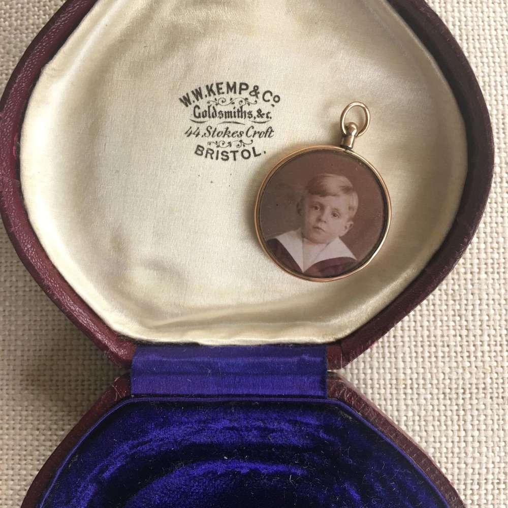 9ct gold locket hallmarked 1907