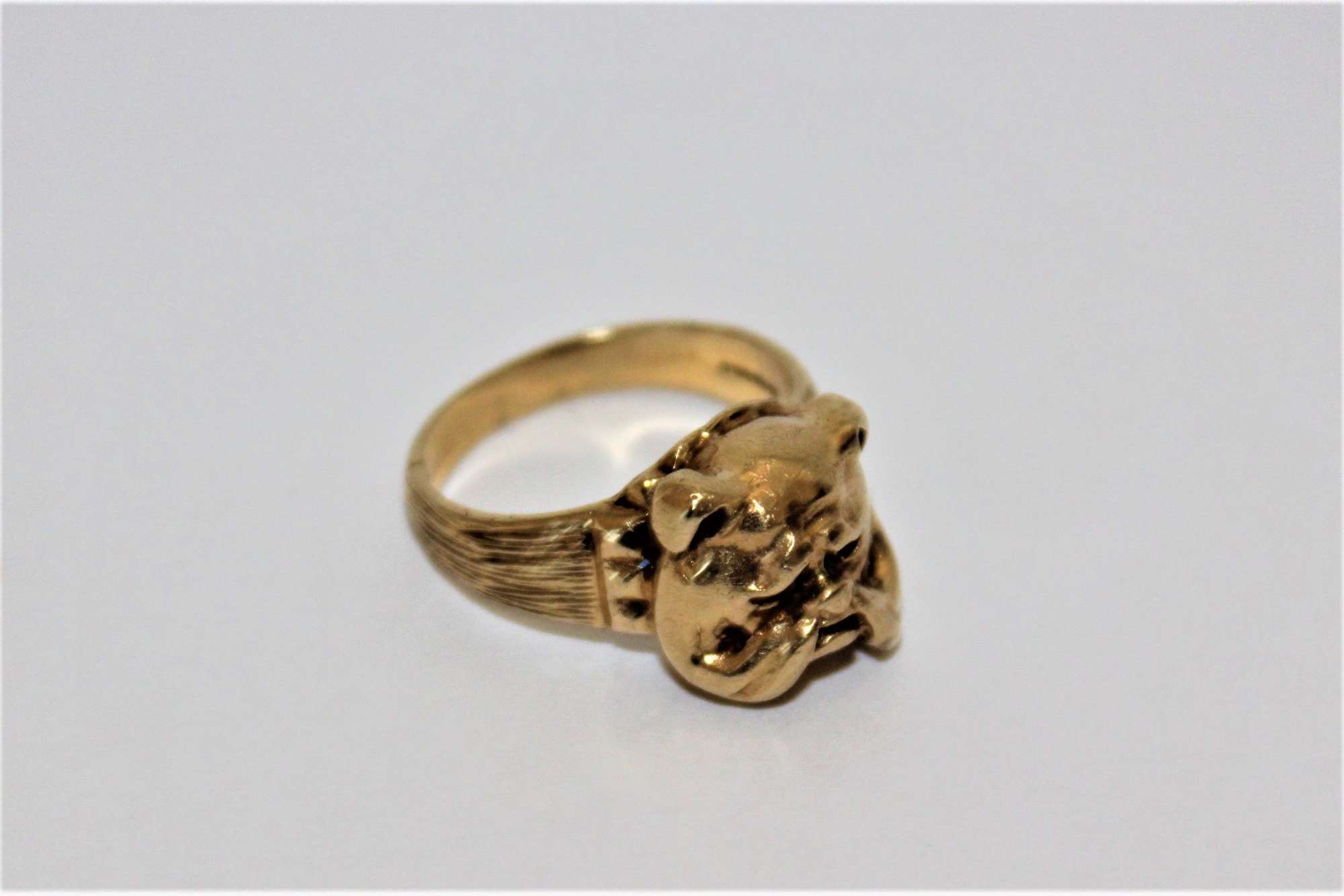 An Unusual Chunky 9ct Gold Ring Of A Bulldogs Head