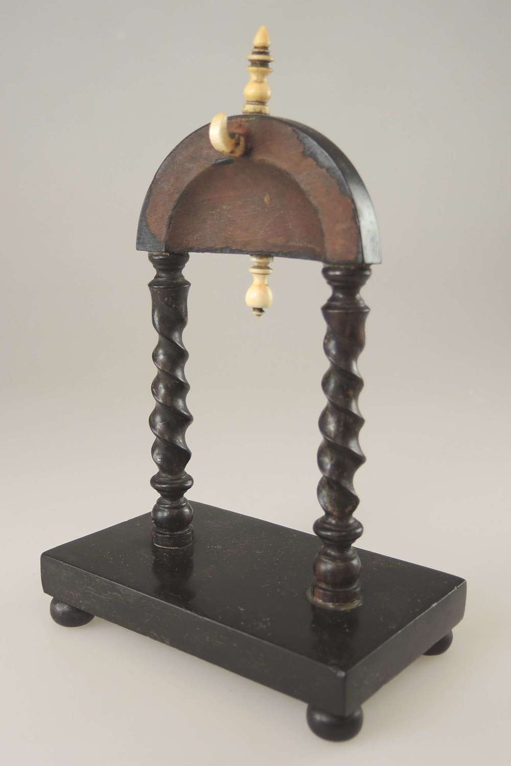 Classic Georgian pocket watch stand c1820