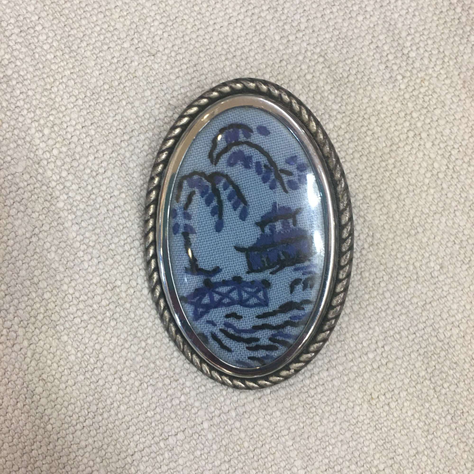 1950s hand embroidered blue willow pattern oval brooch