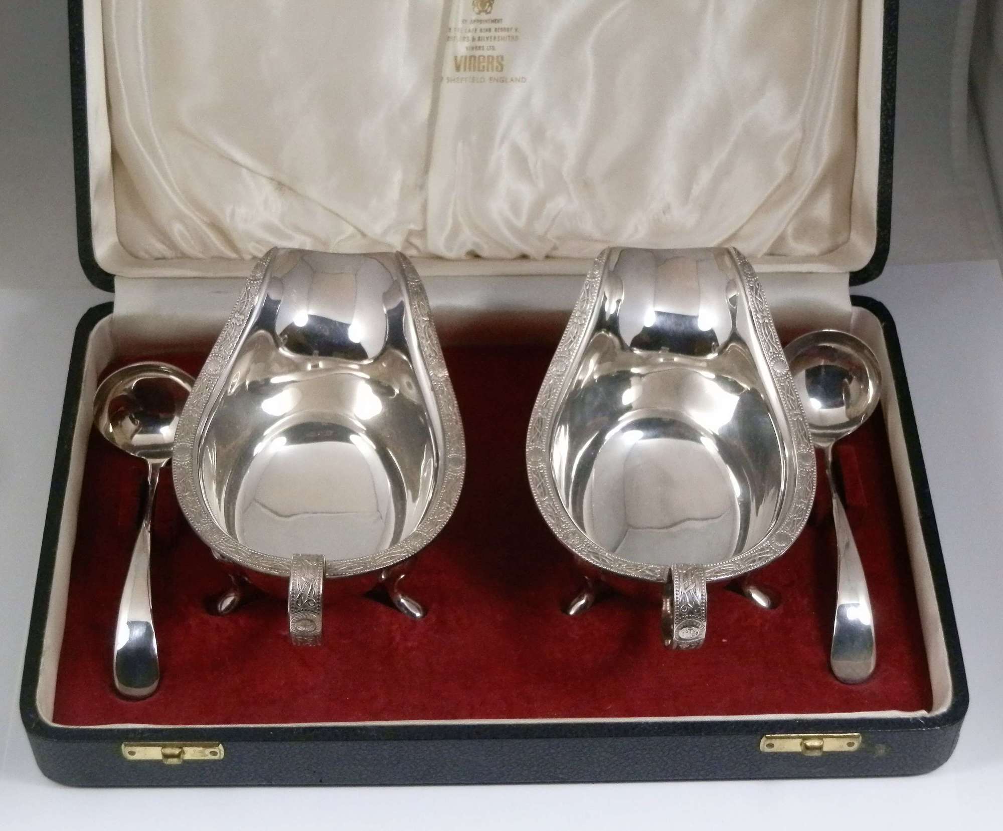 Cased pair of silver sauce boats and spoons, Sheffield 1961
